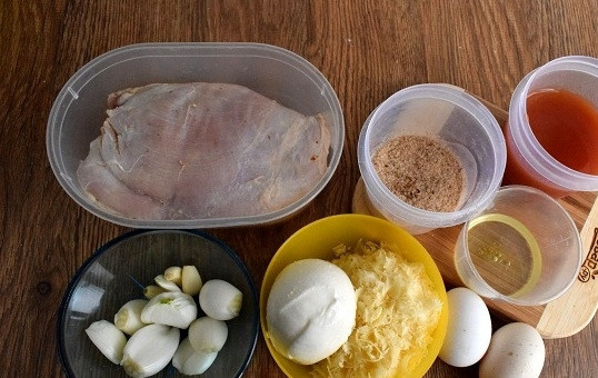 1. Этап. Курица по-итальянски в духовке: Куриную грудку промойте, обсушите бумажными полотенцами. Пармезан натрите на мелкой терке, моцареллу порежьте на толстые ломтики. Лук и чеснок очистите. Панировочные сухари просейте через сито.