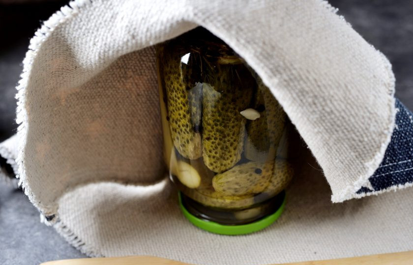 1. Этап. Огурцы маринованные Любимые: Залейте кипящим маринадом огурцы под самое горлышко, закрутите крышкой, переверните вверх дном и укутайте в теплое полотенце до полного остывания.