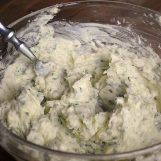 1. Этап. Чесночно-сырные гренки: Перемешиваем до однородной массы.