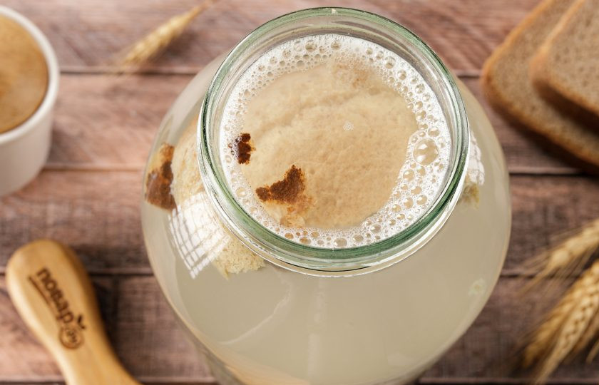 1. Этап. Квас Натуральный: Налейте тёплую воду, накройте и снова поставьте в тёплое место без сквозняков.