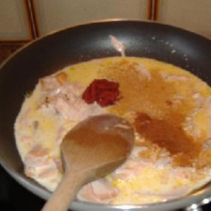 1. Этап. Кремовая паста с лососем: В сковороде растопите немного сливочного масла, добавьте сливки, чайную ложку черного перца, немного томатной пасты и кусочки лосося.