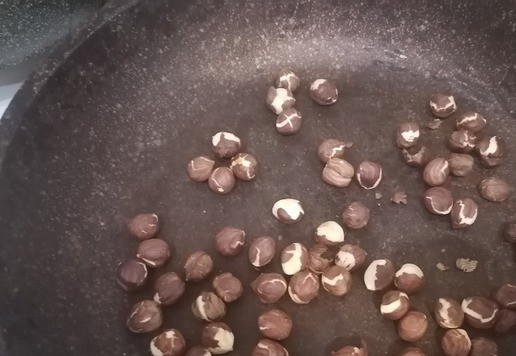 1. Этап. Кофейно-ореховый чизкейк в рожке: Фундук обжарить на сухой сковороде