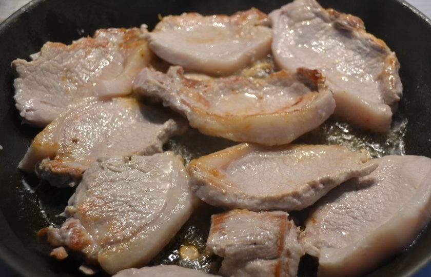 1. Этап. Виндалу из свинины с нектаринами: Обжарьте свинину на растительном масле в хорошо разогретой сковороде. Слишком долго жарить не следует, свинина должна оставаться сочной.