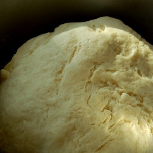 1. Этап. Пирожки с черникой: Нагрейте воду до температуры 37 С. Дрожжи размельчите в посуду, залейте теплой водой, размешивайте, пока они не растворятся. В отдельной посуде смешайте сахар и масло. Возьмите большую миску, в нее вбейте яйца, добавьте масло с сахаром, постепенно добавляйте муку, пекарский порошок и соль. Хорошо перемешайте и месите тесто руками около 10 мин или же воспользуйтесь кухонным комбайном и месите тесто 5 мин. После чего следует дать тесту постоять около 40 мин. Для начинки следует смешать марципан, сахар и масло.