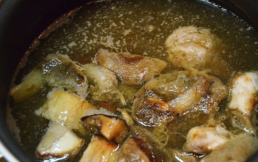 1. Этап. Суп грибной из белых грибов: Бульон доведите до кипения, положите грибы и варите минут 10.