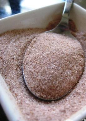 1. Этап. Коричные чипсы: 4. Готовые чипсы обваливать в смеси сахара и корицы и складывать на блюдо остывать.