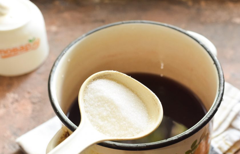 1. Этап. Компот из вишни и шелковицы на зиму: Последний раз слейте воду в кастрюлю, добавьте сахар и проварите минуту. По желанию, сахара можете добавить немного больше.