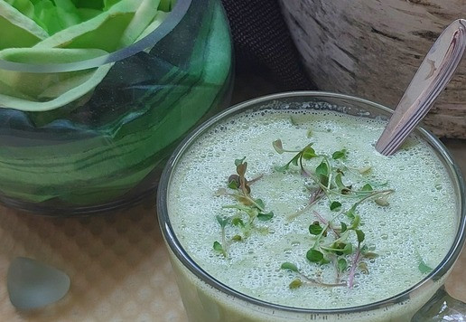 1. Этап. Смузи из стеблей листовой зелени: Сверху можно присыпать микрозеленью. У меня рукола.