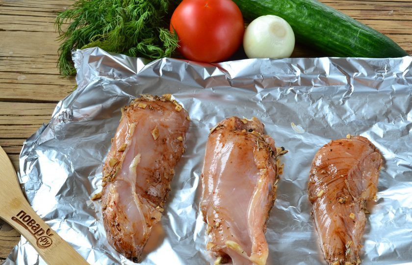 1. Этап. Шаверма с пикантной курочкой и чесночным соусом: Затем снова хорошенько обваляйте в маринаде и выложите грудки на противень. Запекайте в духовке при температуре 180 градусов 40-60 минут. Время запекания зависит от толщины грудки и самой духовки, так что за готовностью следите.