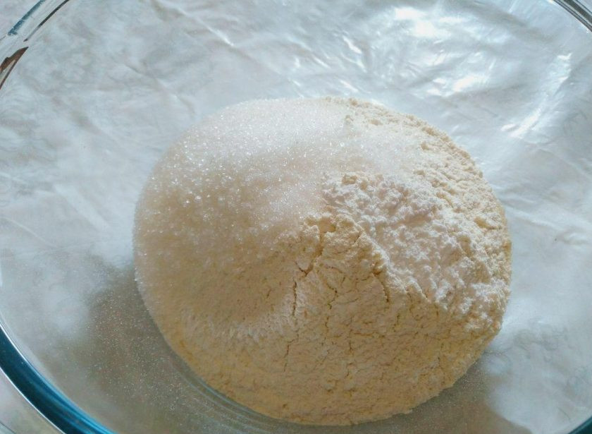 1. Этап. Печенье «Англси»: В миске соедините сухие компоненты: муку (180 грамм), сахар, ванильный сахар и разрыхлитель.