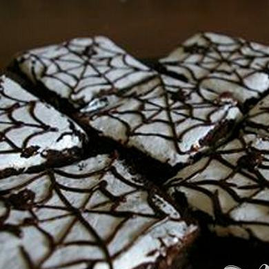 1. Этап. Печенье Паутинка: 5. Растопить полусладкий шоколад, вылить его в плотный пакет, проделать в нем тонкое отверстие и нарисовать на поверхности зефира паутинки. Разрезать украшенный корж на 12 равных частей.