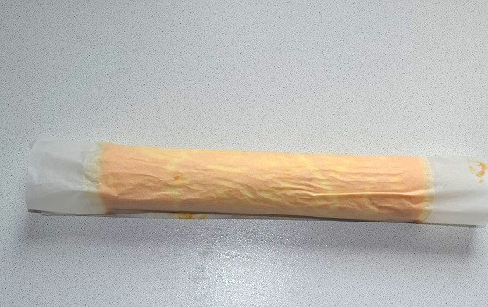 1. Этап. Рулеты с фруктовой начинкой: Аккуратно сверните рулет, заверните в пергамент и уберите в холодильник на 30-45 минут.