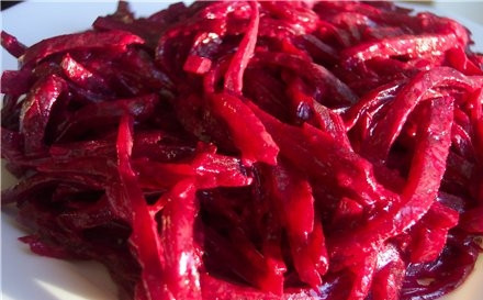 1. Этап. Хрен к холодцу: 4. Затем натираем на бурачной терке столовую свеклу.