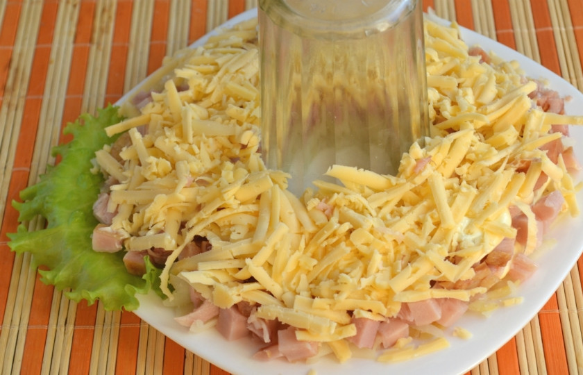 1. Этап. Салат Гранатовый браслет с копченой курицей: Натрите на крупной терке твердый сыр (советую брать пармезан или похожий) и выложите на копченую курицу.