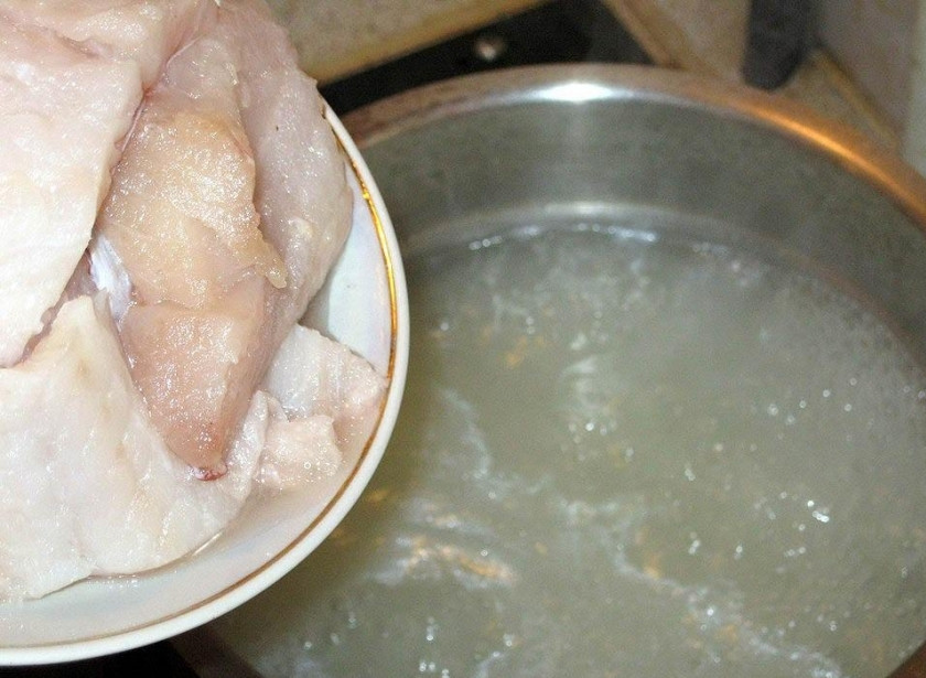 1. Этап. Уха из судака: 8. Когда картофель закипит, добавляем в кастрюлю рыбу. Варим на слабом огне 15 минут.