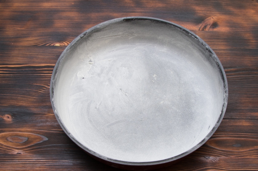 1. Этап. Морковный торт классический: Форму для запекания смажем сливочным маслом, присыплем мукой и хорошо потрясем. Лишнюю муку можно вытряхнуть. Переложим тесто в форму, и уберем в духовку на 40-50 мин, готовность теста проверяем зубочисткой. Я выпекаю из приготовленного количества теста корж, затем разрезаю его на 2-3 части. Допустимо выпекать коржи по отдельности, тогда время выпекания каждого сокращается до 20-30 минут.