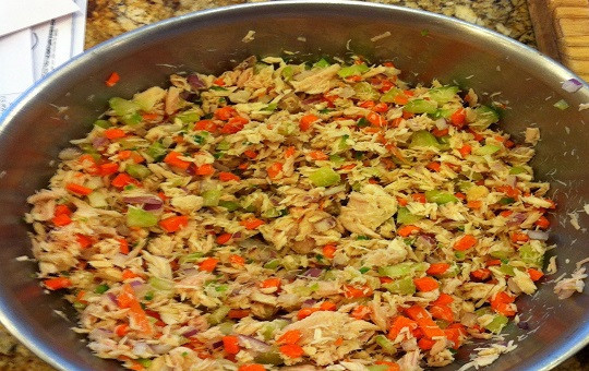 1. Этап. Простой салат с тунцом консервированным: 4. Попробовать салат и при необходимости посолить и поперчить по вкусу. В рецепт приготовления простого салата с тунцом консервированным можно также использовать измельченную свежую зелень.