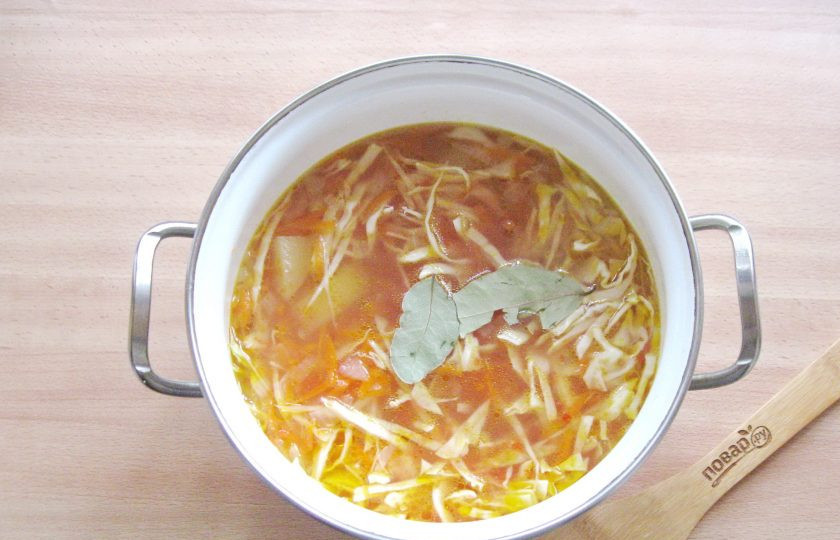 1. Этап. Щи из свежей капусты без зажарки: Щи посолите и поперчите по вкусу, добавьте лавровый лист.