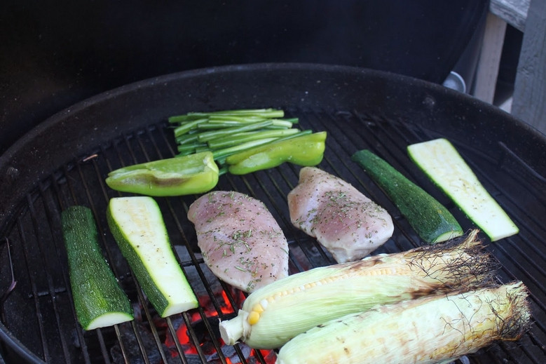 1. Этап. Cалат из кукурузы и курицы: Выложите овощи, курицу и кукурузу на разогретый гриль. Будьте внимательны и постоянно переворачивайте ингредиенты. Кроме того, будьте внимательны, ведь овощи готовятся быстрее всего. Обжариваем все до готовности. Даем остыть.