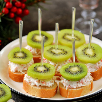 Бутерброды со сливочным сыром, киви и крабовыми палочками