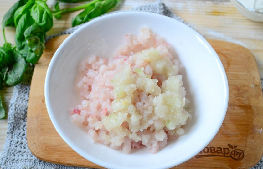 1. Этап. Тельное со сметаной: Рыбное филе пропустите вместе с луком через мясорубку.