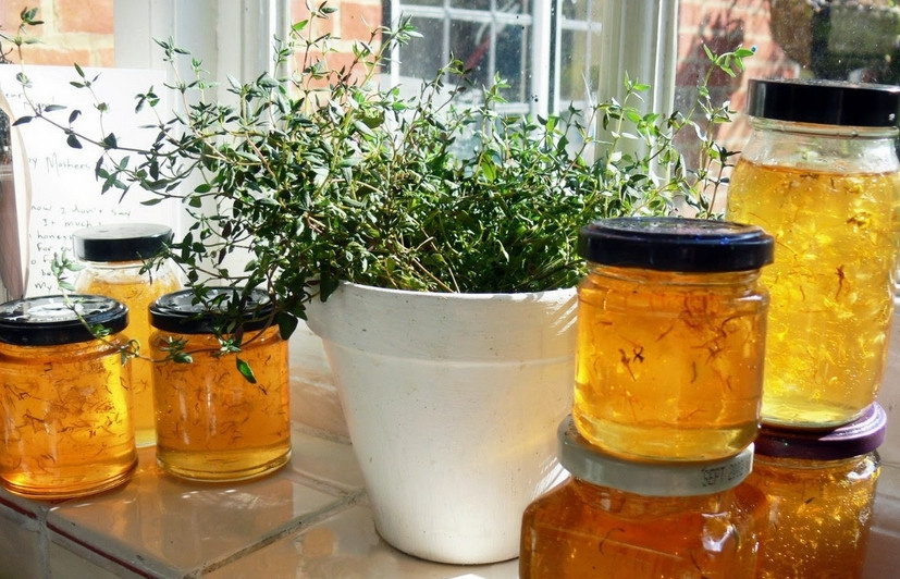 1. Этап. Варенье из одуванчиков и ревеня: Готовое варенье разливаем по чистым стеклянным баночкам. Охлаждаем и храним в холодильнике. Приятного аппетита!