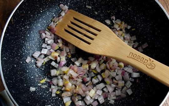 1. Этап. Королевский картофельный салат: Лук нарежьте мелкими кубиками и пассеруйте до прозрачности на вытопленном жире.