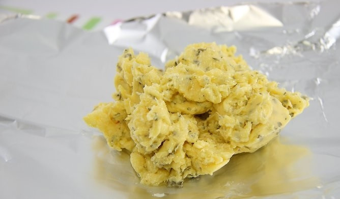 1. Этап. Курица с лимонным маслом: 2. Выложите на лист фольги, сверните, раскатайте в ровный прямоугольник и уберите в морозилку на полчаса.