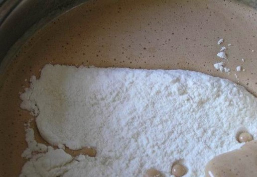 1. Этап. Брауни с апельсином: Добавьте муку с разрыхлителем и солью.