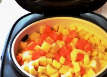 1. Этап. Оливье с индейкой: Помещаем форму в мультиварку и выставляем режим 