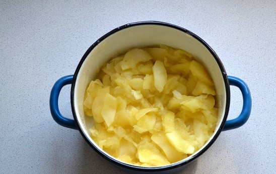 1. Этап. Яблочный торт с коричным кремом: Яблоки откиньте на дуршлаг, чтобы стекла лишняя жидкость и остудите.