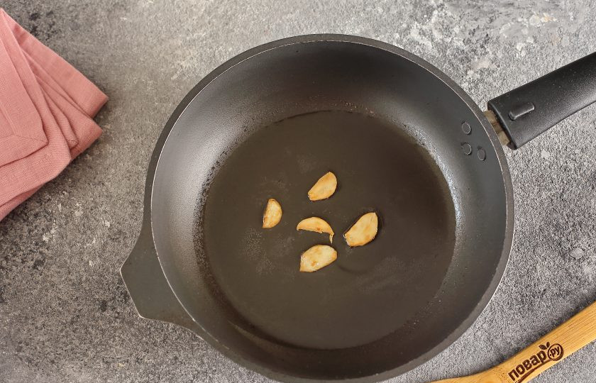 1. Этап. Перловая каша со свеклой: В сковороде разогрейте растительное масло, выложите чеснок, нарезанный пластинами и поджарьте на среднем огне в течение пары минут. Затем чеснок уберите, он отдал свой аромат и больше не понадобится.