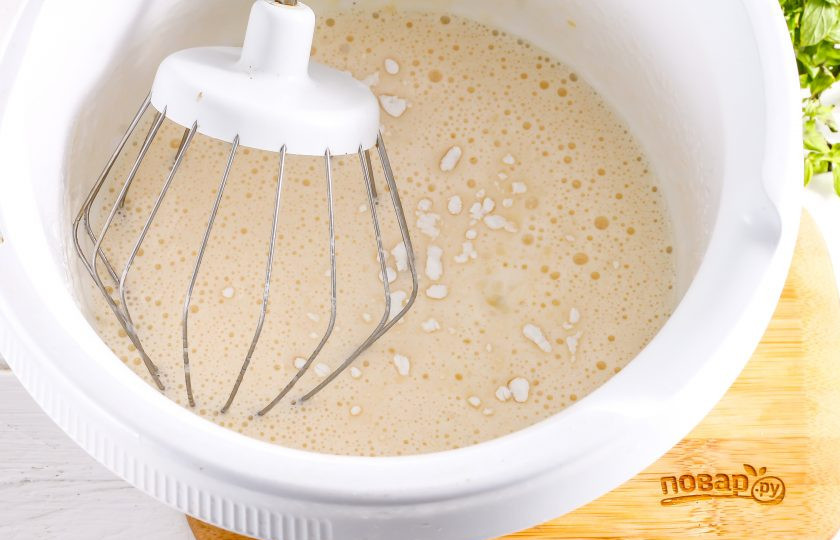 1. Этап. Пирог с айвой на кефире: Влейте кефир любой жирности и всыпьте соду. Разогрейте духовку до 180 градусов.