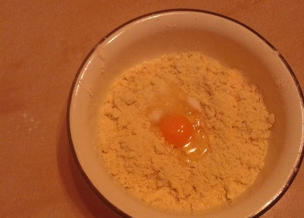 1. Этап. Закрытые тарталетки с курицей и грибами: Добавляем яйцо, воду и щепотку соли.