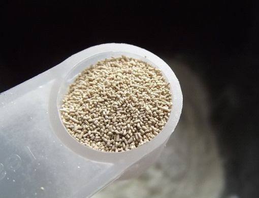 1. Этап. Хлеб на картофельном отваре: 6. Насыпаем сухие дрожжи.