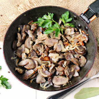 Говяжьи почки жареные с луком