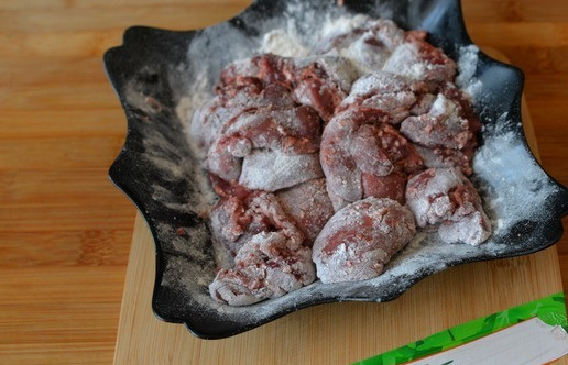 1. Этап. Закусочный мильфей из яблок с печенью: Замаринованную печень обваливаем в муке. Это удобно сделать при помощи пакета: насыпьте в пакет муку, положите в него печень и слегка потрясите пакетом.