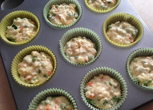 1. Этап. Овощные кексы: 9. Раскладываем тесто по формочкам. Их должно получиться 6 штук, но мне нужны были 9 кексиков:)