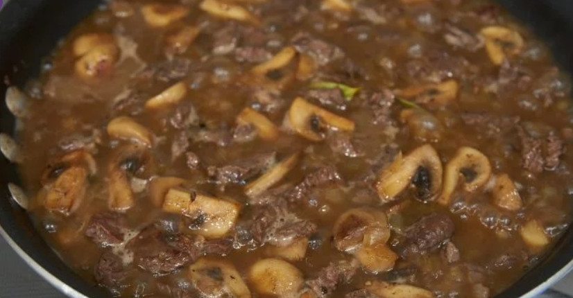 1. Этап. Бефстроганов (классический рецепт): 5. Влейте к грибам вино, поскребите хорошенько по дну и увеличьте огонь, готовьте до испарения вина, добавьте мясо, влейте «Вустерширский» соус, говяжий бульон, добавьте лавровый лист.