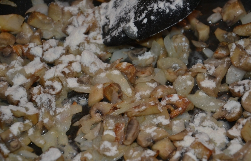 1. Этап. Курица с грибами в мультиварке: 4. Когда мясо с грибами обжарено - добавляем лук, специи. Высыпаем муку. Все хорошо перемешиваем, обжариваем еще 3 минуты.