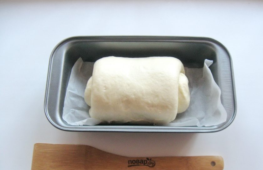 1. Этап. Хлеб с вялеными помидорами: Выложите в форму для выпечки. Дайте постоять 20-25 минут.