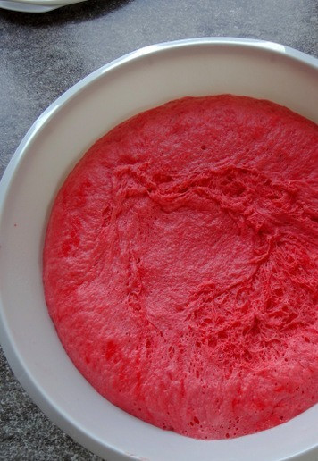 1. Этап. Бургер-гриль красный бархат: Накрыть тесто и оставить его до увеличения в размере. Хорошо подходит тесто у окна на солнышке или в тёплой духовке.