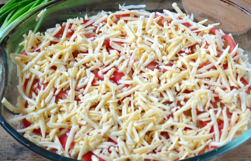 1. Этап. Мясо под шубой: 9. Последним слоем выложите натертый на крупной терке сыр, отправьте в духовку на 50 минут (температура — 180 градусов). Если боитесь, что сыр раньше времени пригорит, то присыпьте им блюдо за 15 минут до готовности.