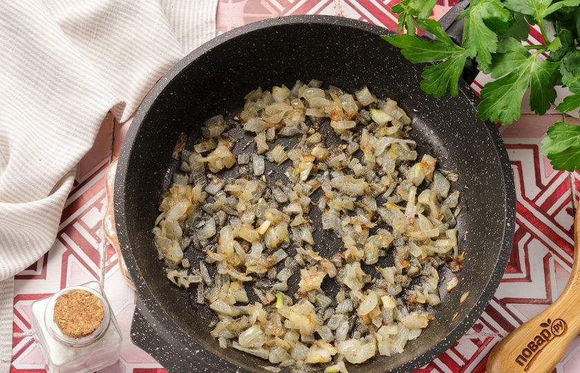 1. Этап. Пшённая каша с картофелем: Пока пшено и картошка варятся, почистите и мелко порежьте лук. Обжарьте на растительном (или сливочном) масле. Следите, чтобы лук не подгорел.