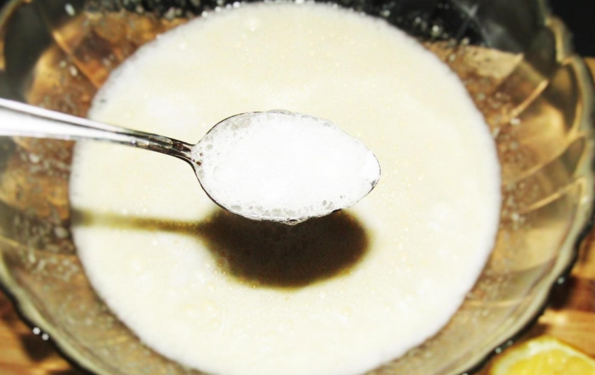 1. Этап. Молочный кекс в мультиварке: 3. Соду гашу лимонным соком и добавляю в миску.