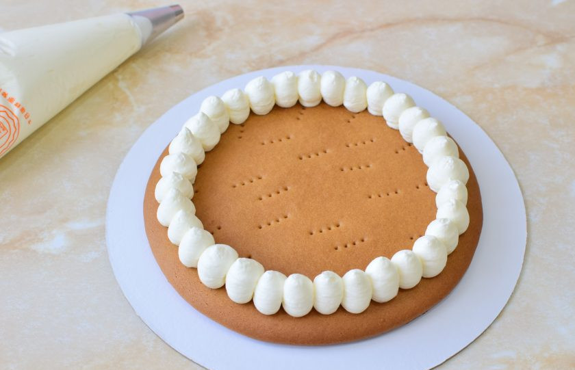 1. Этап. Торт Северный мед: С помощью кондитерского мешка отсаживайте крем на коржи.