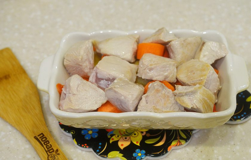 1. Этап. Индейка с овощами в духовке: 4. Выложите индейку на овощи.