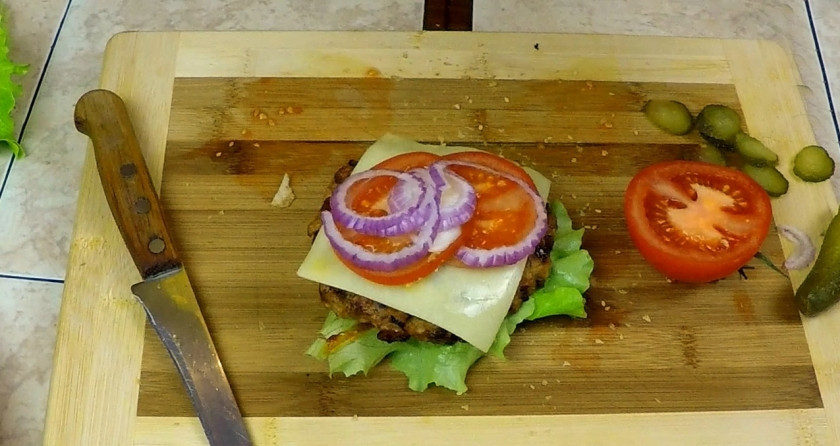 1. Этап. Супербургер от дяди Сэма: Собираем наш БУРГЕР: разрезанная булка, лист салата, соус, котлета, кольца лука, маринованный огурчик кольцами, кольца помидора, снова соус и лист салата, а сверху булочка... ПРИЯТНОГО АППЕТИТА!