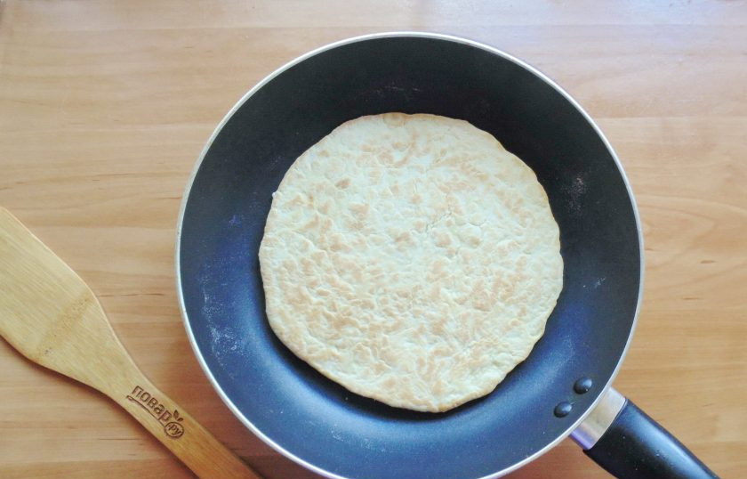 1. Этап. Сметанный торт без яиц: Пеките коржи с обеих сторон до румяного цвета, по 3-4 минуты с каждой стороны.