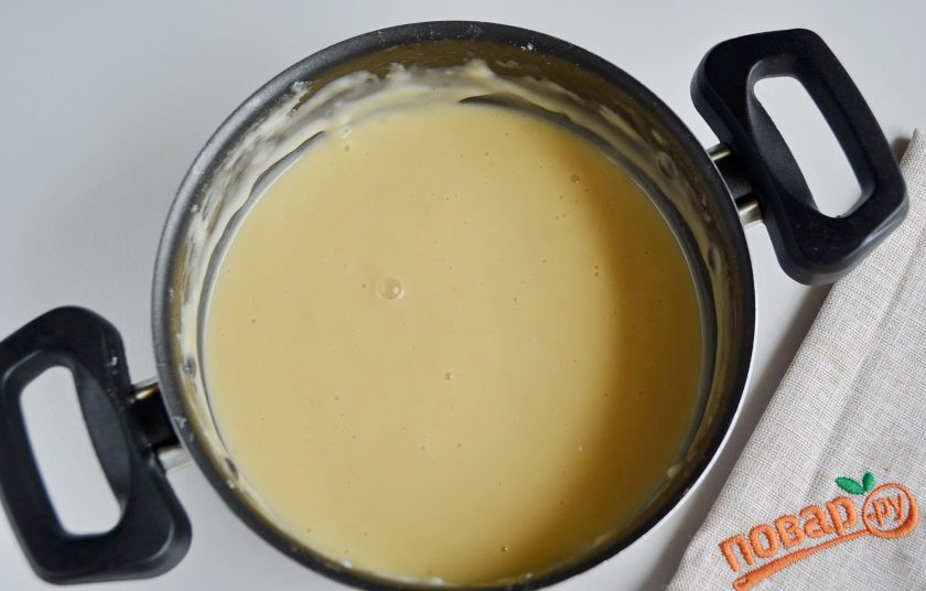 1. Этап. Торт Карпатка с заварным кремом: Тесто готово, оно в меру густое, отлично тянется. Разделите его на две части.